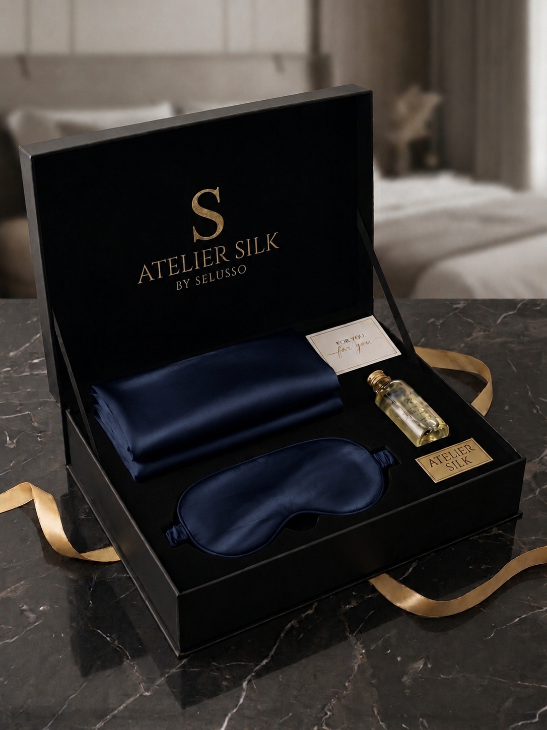 Koyu lacivert %100 ipek yastık kılıfı ve ipek göz maskesinden oluşan Atelier Silk by Selusso lüks ipek hediye seti. Premium uyku, zarafet ve şık hediye konsepti.